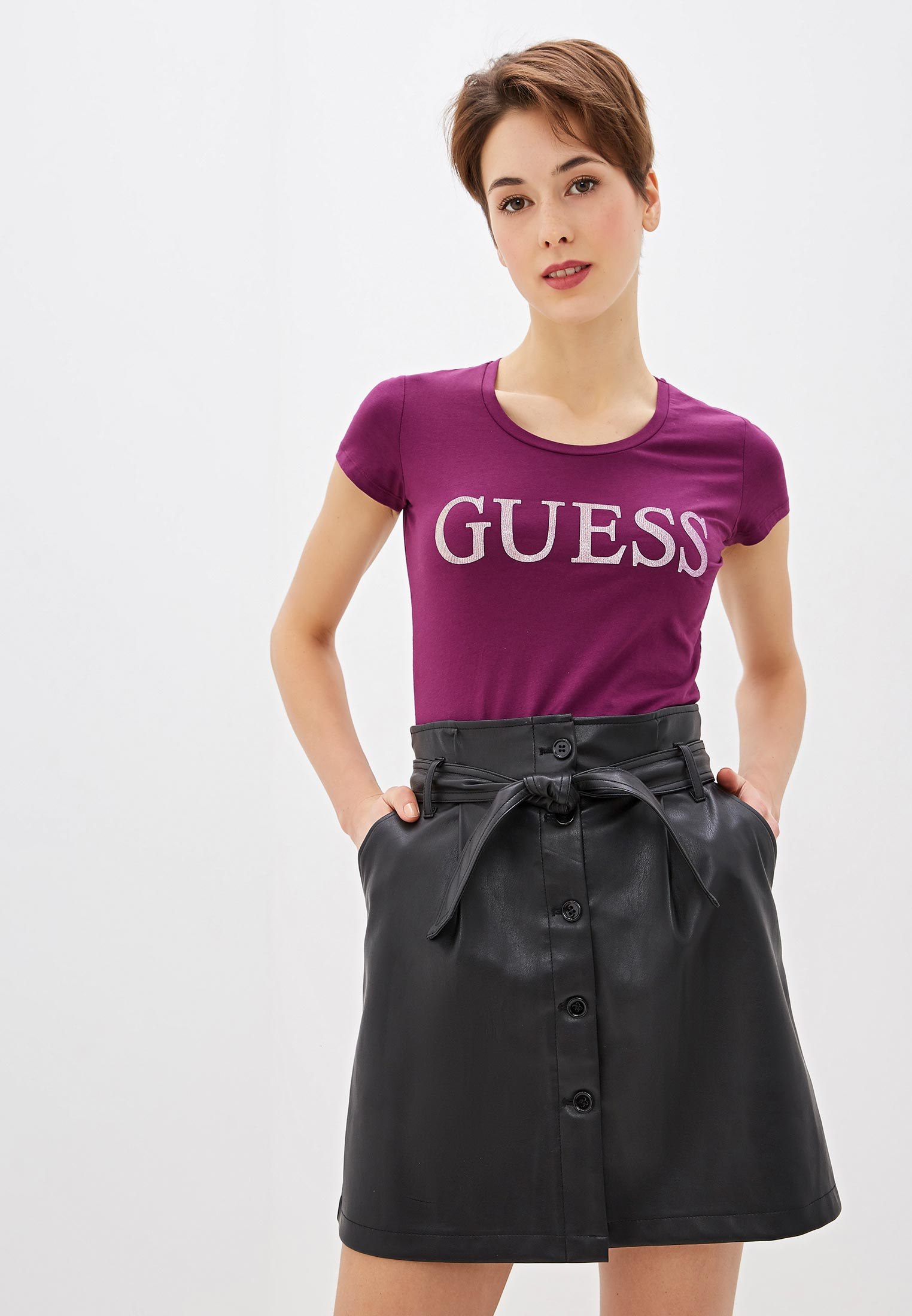 Ламода гесс. Guess одежда. Фиолетовая футболка Гесс женская. Guess футболка лиловая. Гесс одежда женская.