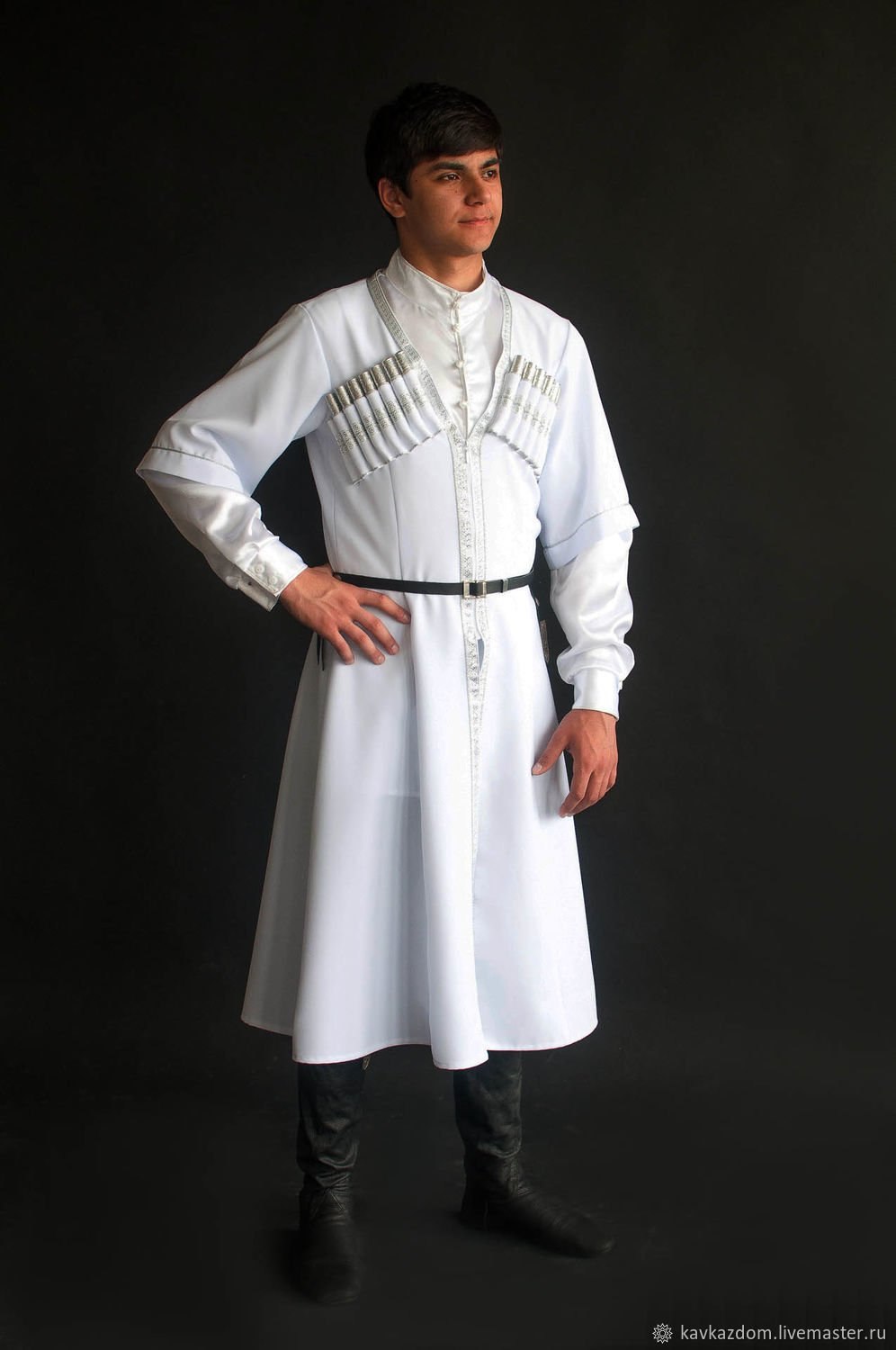 Белая черкесска. Грузинский национальный костюм мужской Чоха. Бурка черкеска. Чоха Грузинская Национальная одежда. Чоха Грузинская Национальная одежда женская.