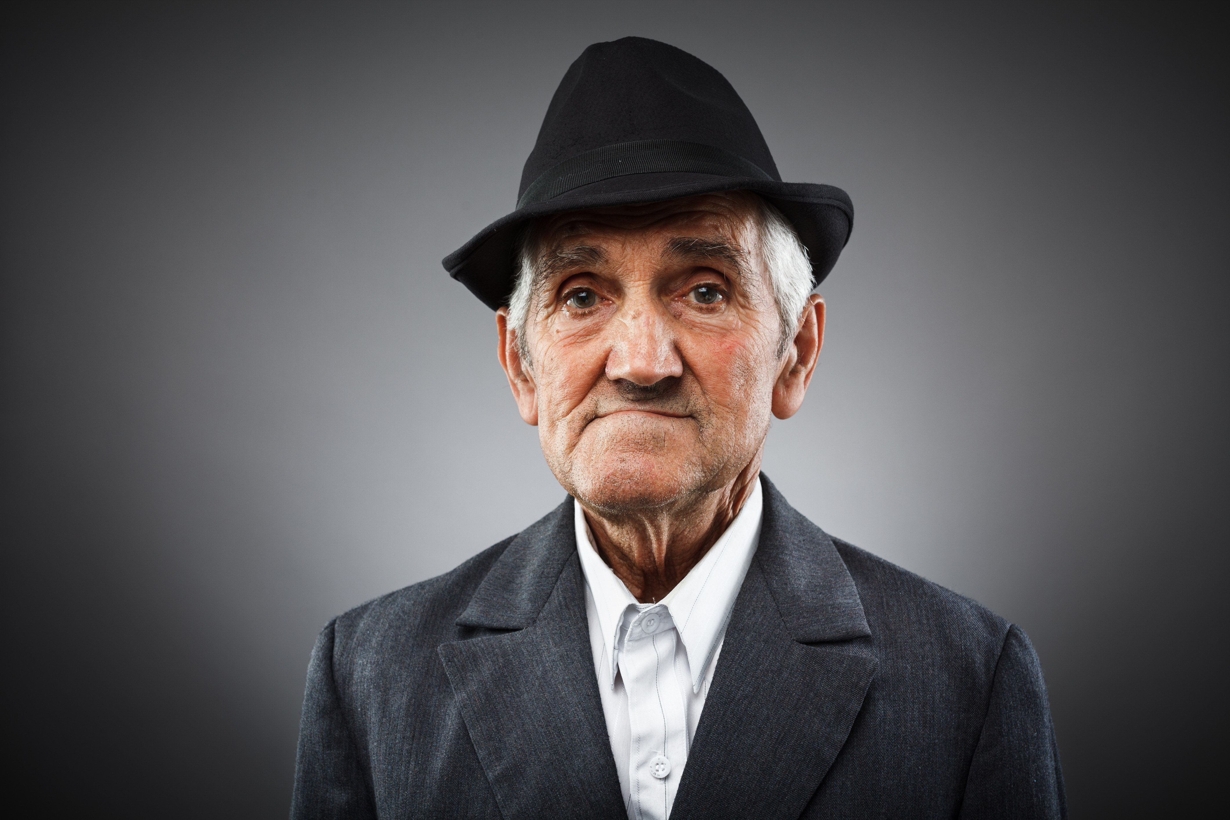 Приветливый старик. Фотопортрет дедушки. Портрет пожилого мужчины. Фотопортрет старика. Старик в шляпе.