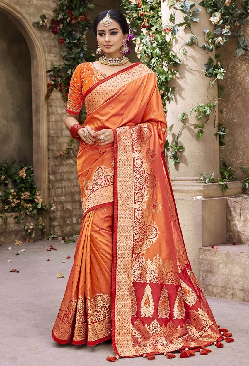 Магия сари. Сари Индия. Национальный костюм Индии Сарри. Сари одежда в Индии. Индийское Сари красное.