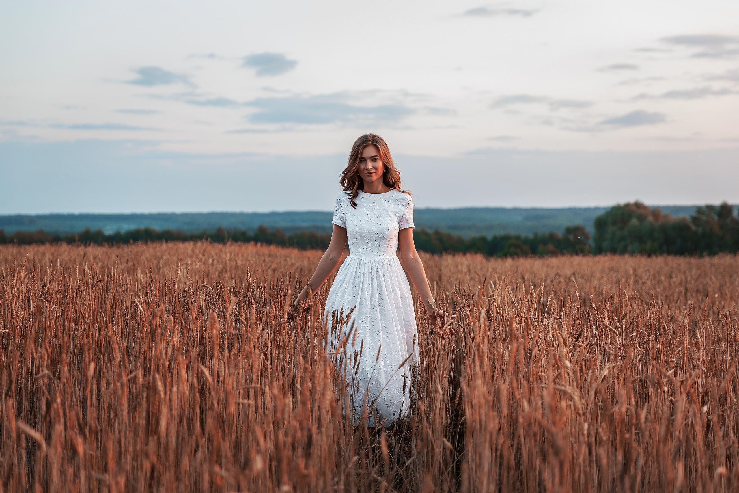 Раз два три белом платье. Фотосессия в поле. Девушка в поле. Фотосессия в поле в платье. Фотосессия в поле в белом платье.