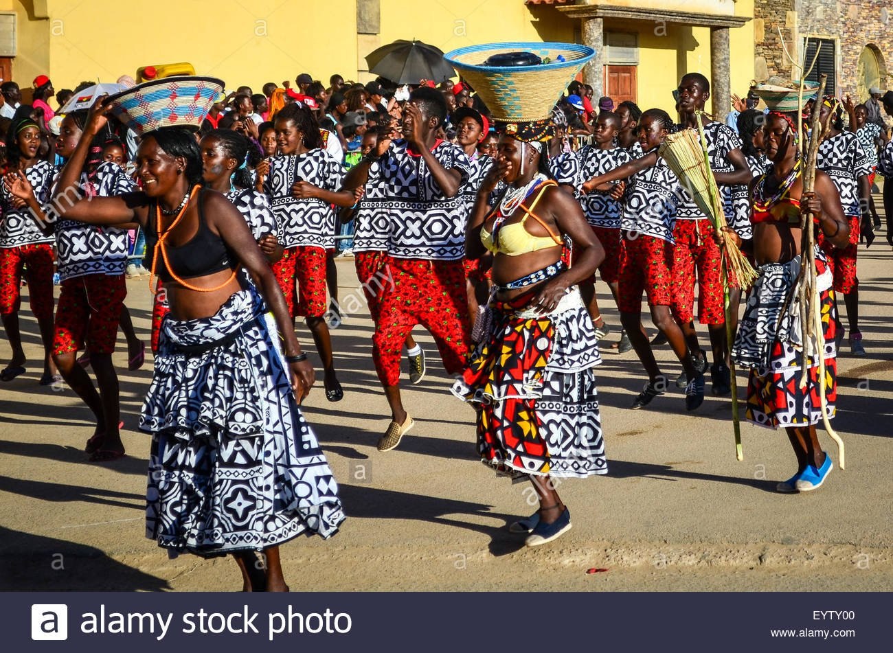Ангола племена. Ангола и Конго. Ангола Африка Луанда танцы. Республика Конго Браззавиль культура. Ангола национальный костюм.
