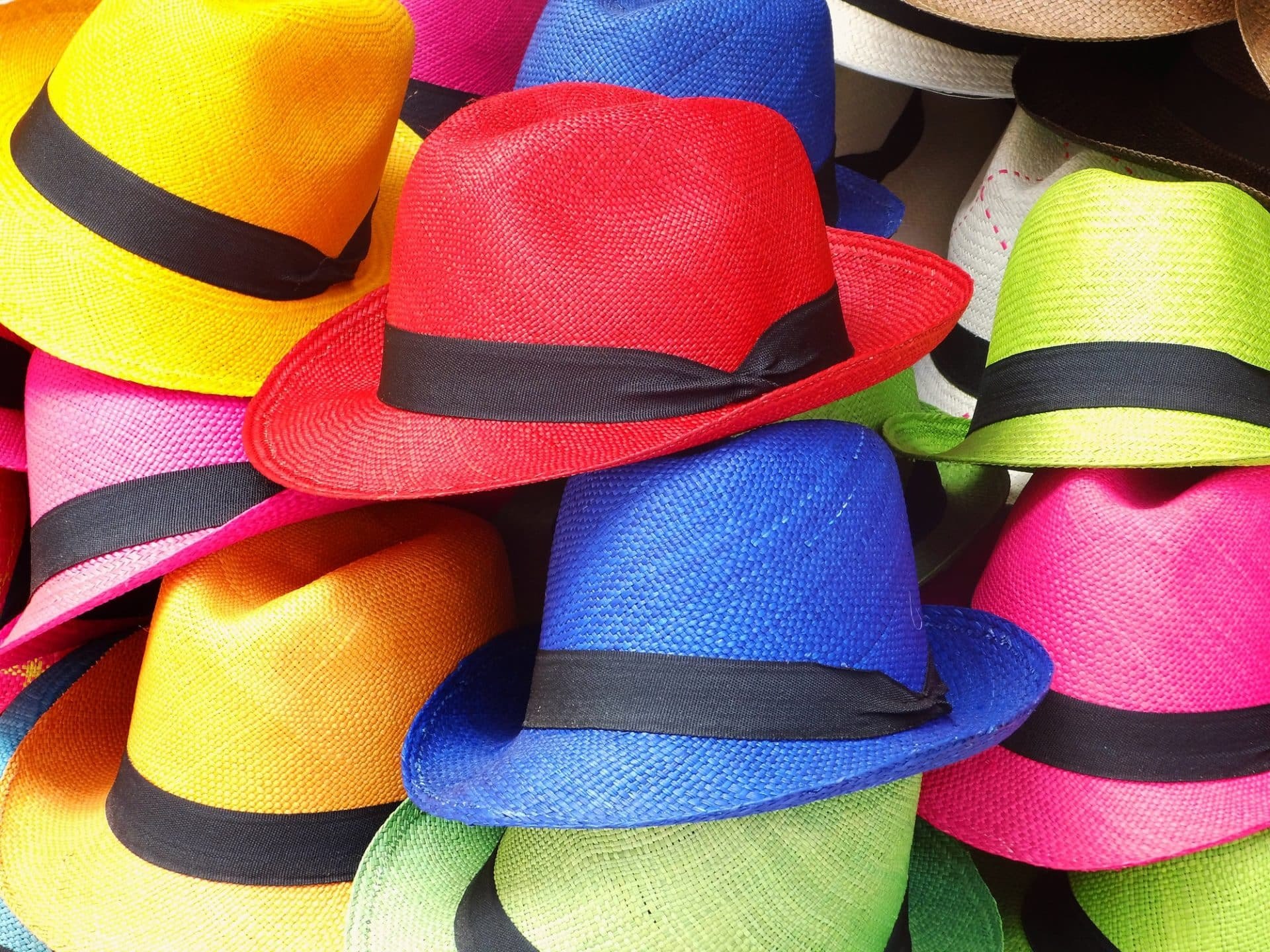 Шляпы сценарий. Цветные шляпы. Яркие шляпы. Цветные шляпки. Много шляп.