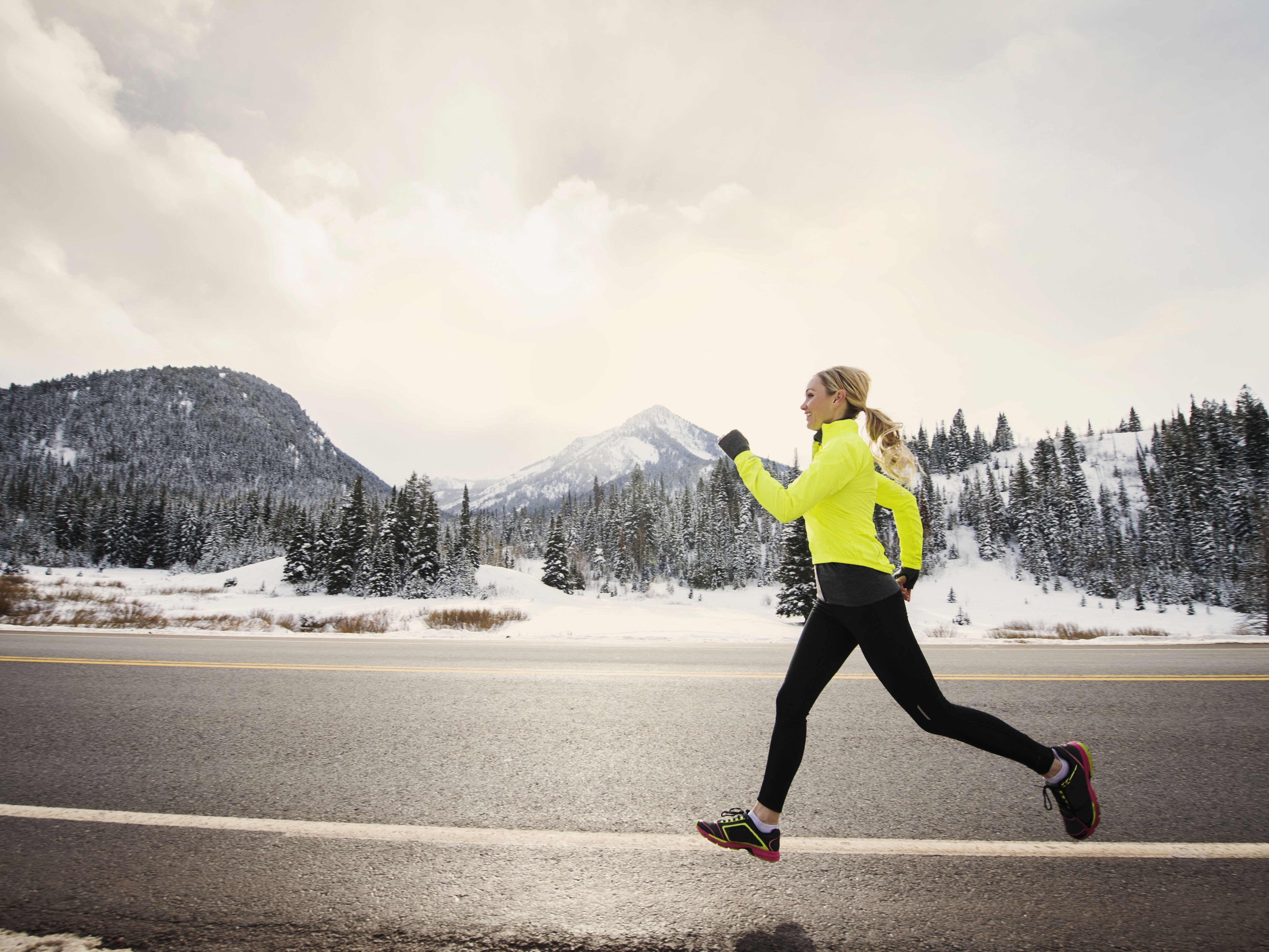 E running. Зимний бег. Бегуны зимой. Утренняя пробежка зимой. Зимний бегун.