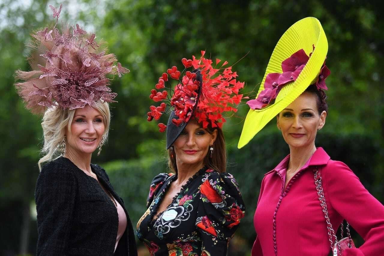 Шляп компания. Королевские скачки Royal Ascot. Royal Ascot в Англии. Шляпки Роял аскот. Королевские скачки “Royal Ascot” шляпки.