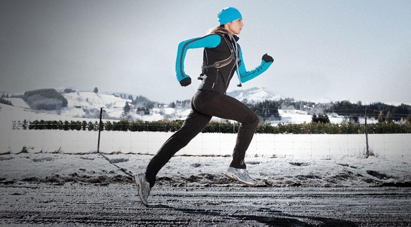 Зимние занятия спортом. Зимняя экипировка для бега. Одежда для зимней пробежки. Одежда для занятий спортом на улице зимой. Спортивная одежда для бега зимой.