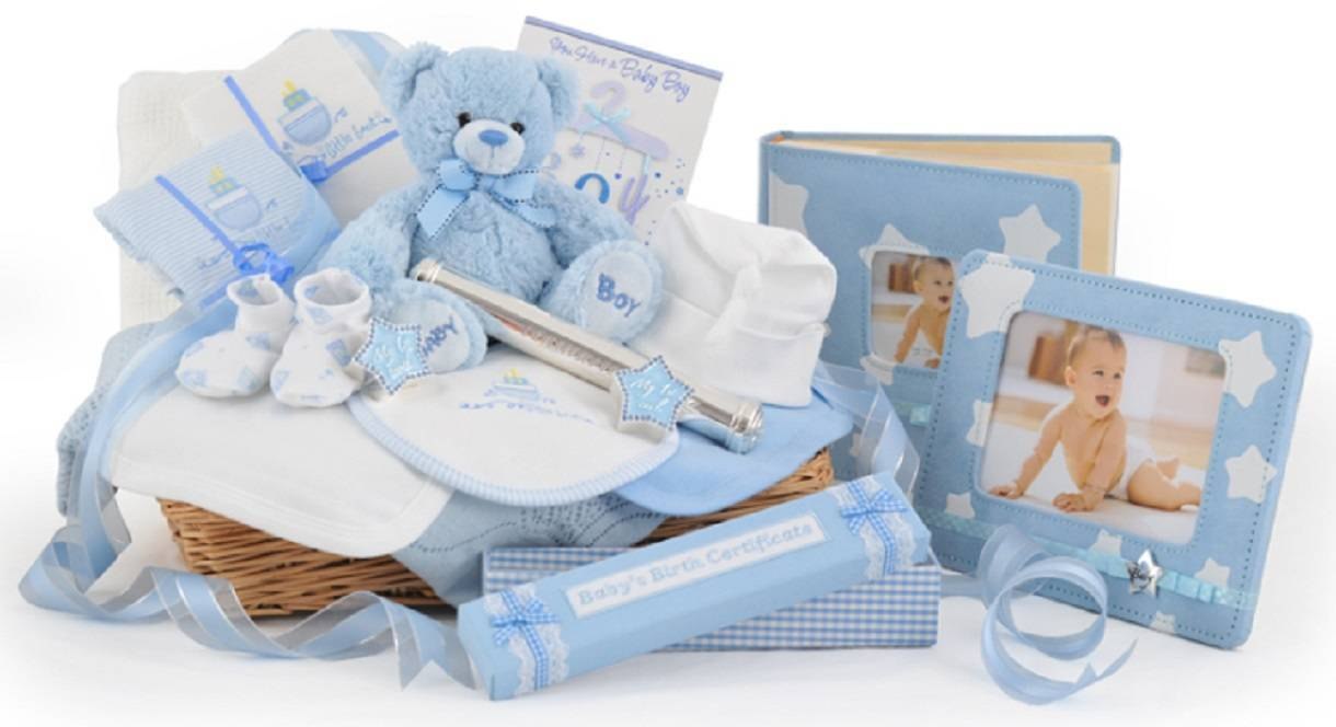 Набор новорожденному мальчику. Подарки для новорожденных. Набор для новорожденного. Подарочный набор для новорожденного. Подарочные наборы для новорожденных.