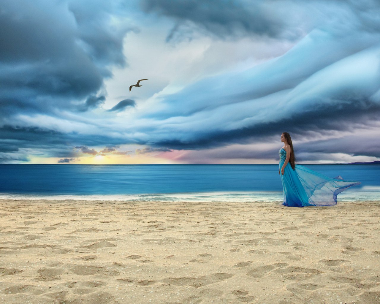 Ах этот голубой напоминает море песня. Девушка на берегу в синем платье. Девушка на берегу. Девушка на берегу моря. Девушка в синем платье на пляже.