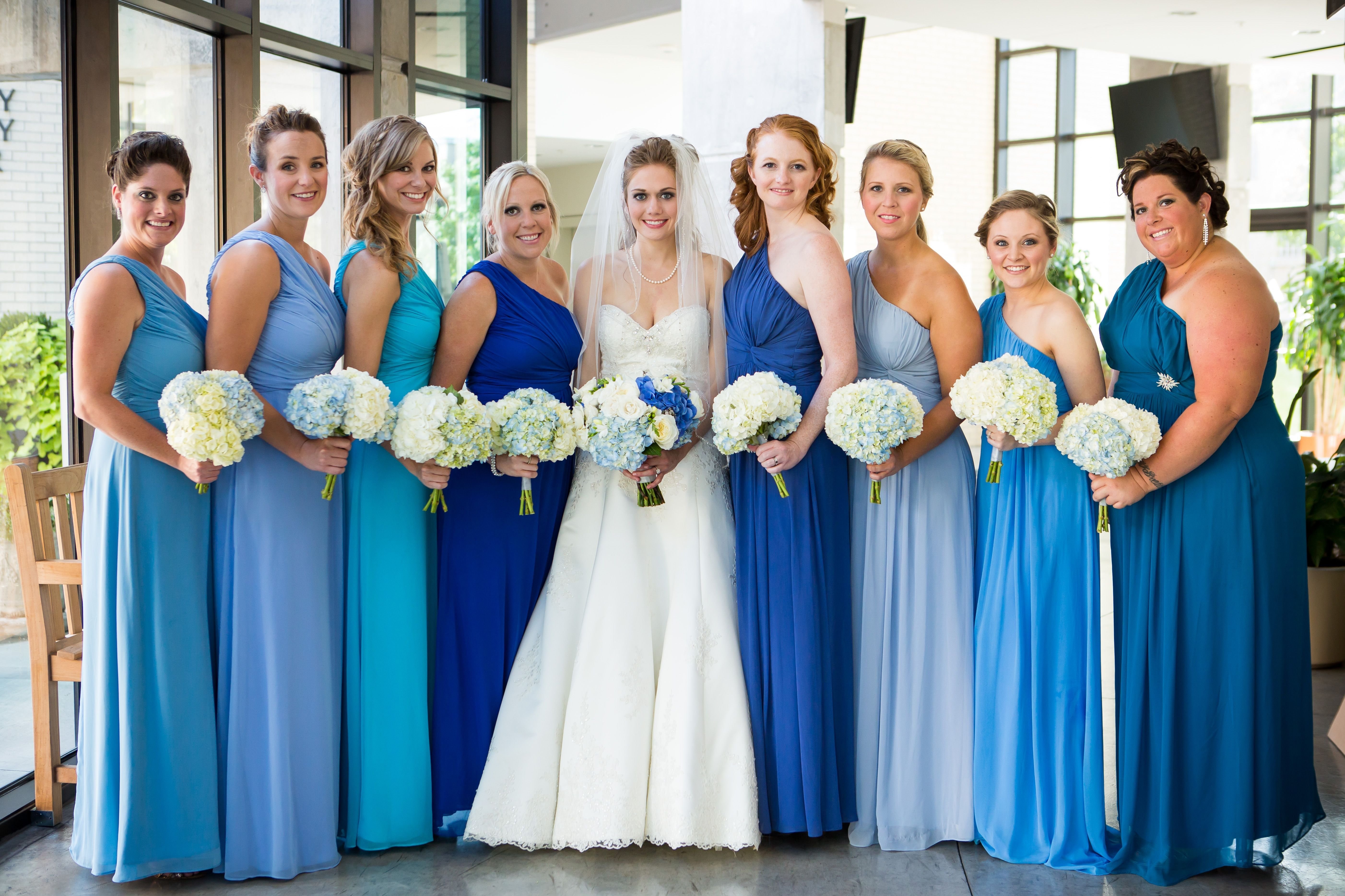 Цвет свадьбы фото. Платье подружки невесты. Подружки невесты в голубом. Синее платье подружки невесты. Голубые платья для подружек невесты.