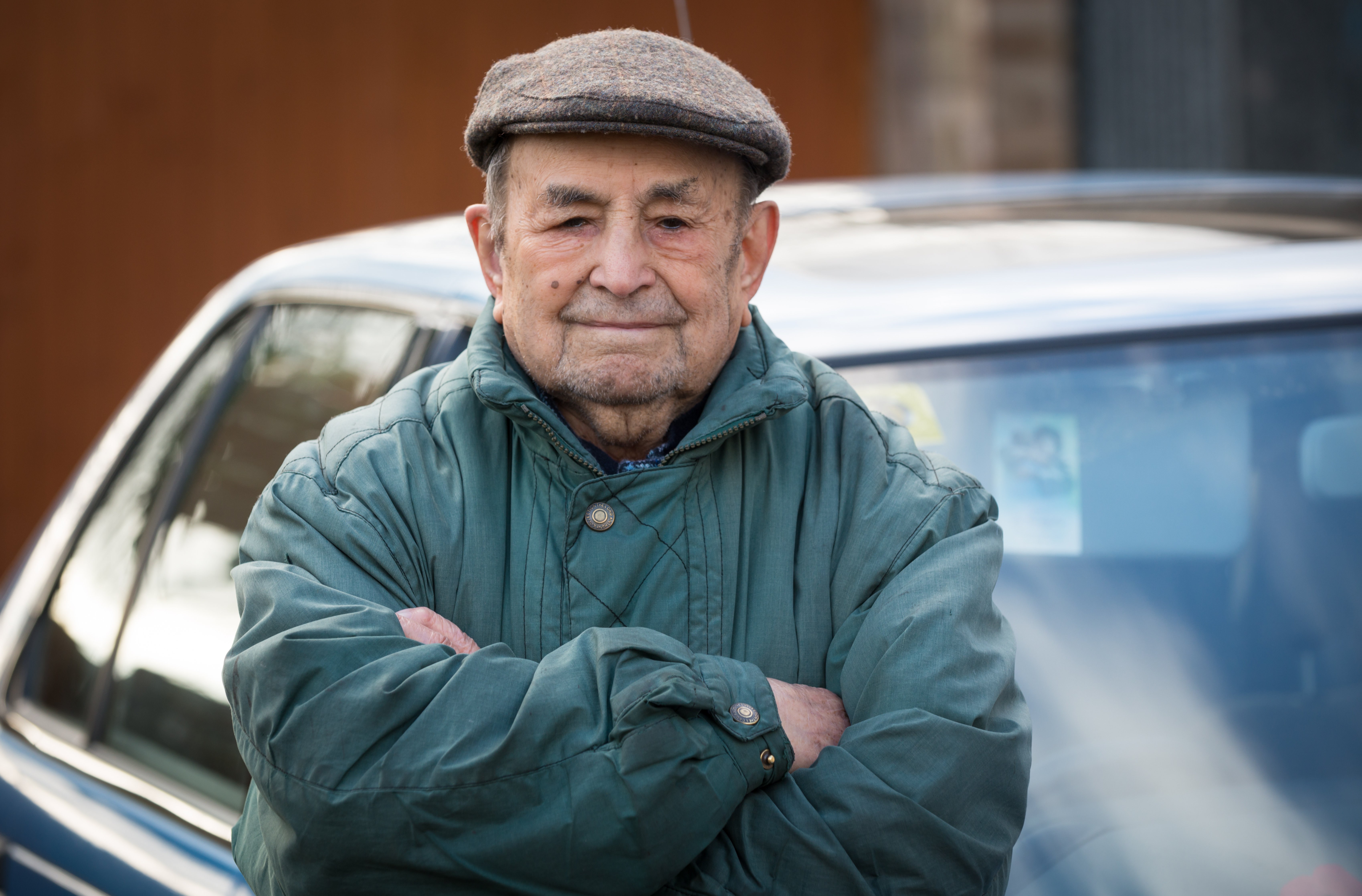 Дедушку в садик водила. Старик за рулем. Пожилой таксист. Пенсионер за рулем. Пожилой мужчина.