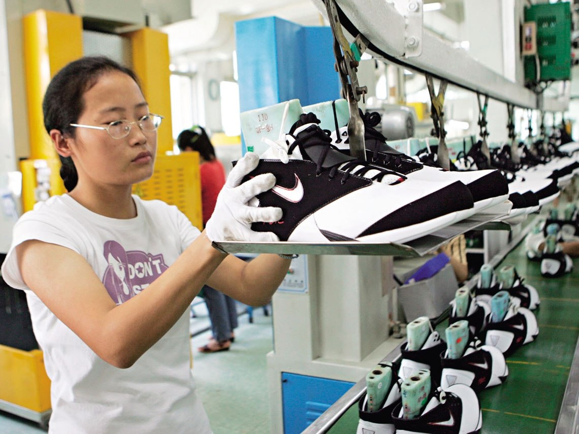 Производство товаров китай. Обувная фабрика Nike во Вьетнаме. Китайские кроссовки. Китайская фабрика обуви. Производство кроссовок.