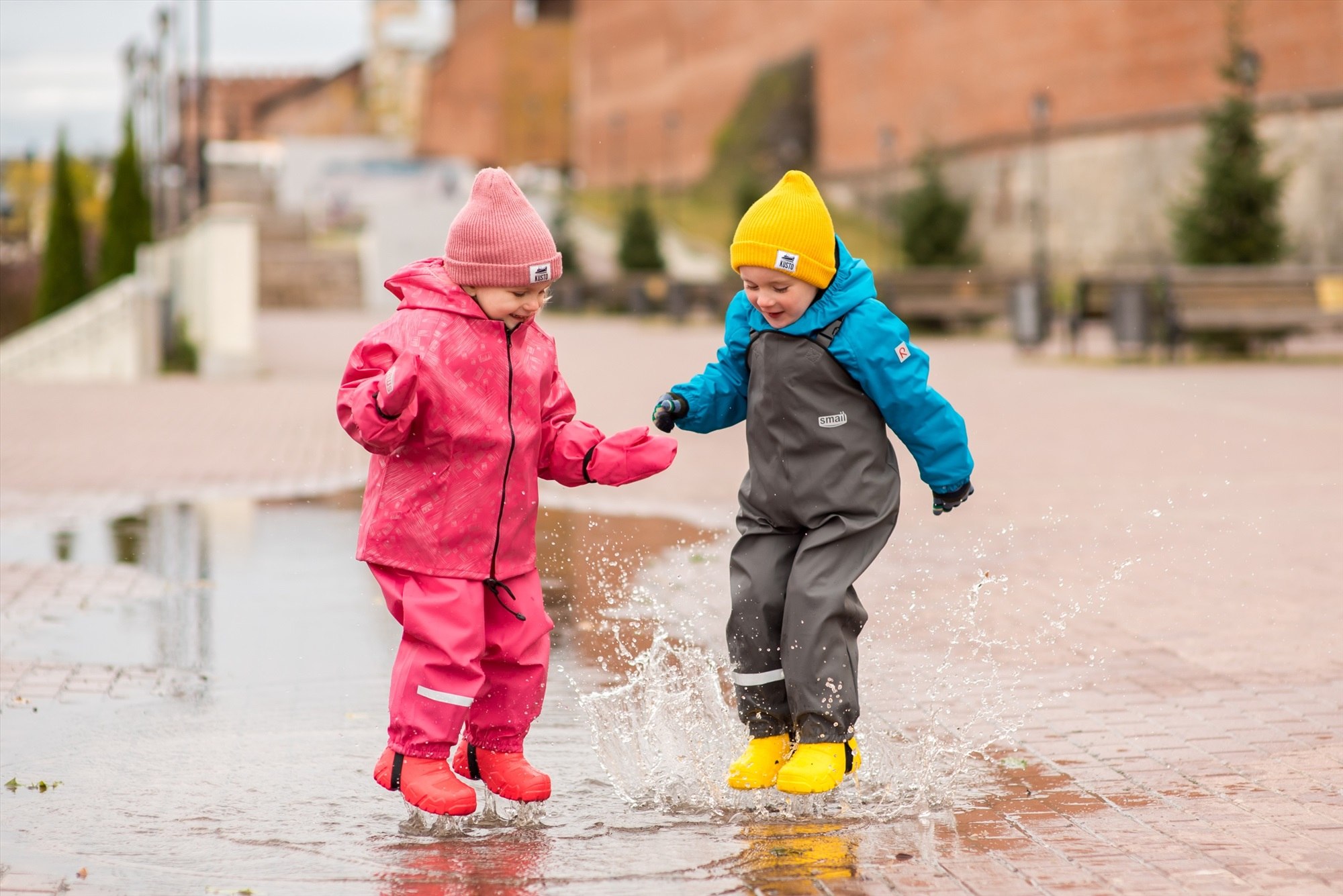 Лужа гулять. Штаны тим непромокайка. Непромокаемая одежда для детей. Резиновый комбинезон для детей. Непромокаемый комбинезон.