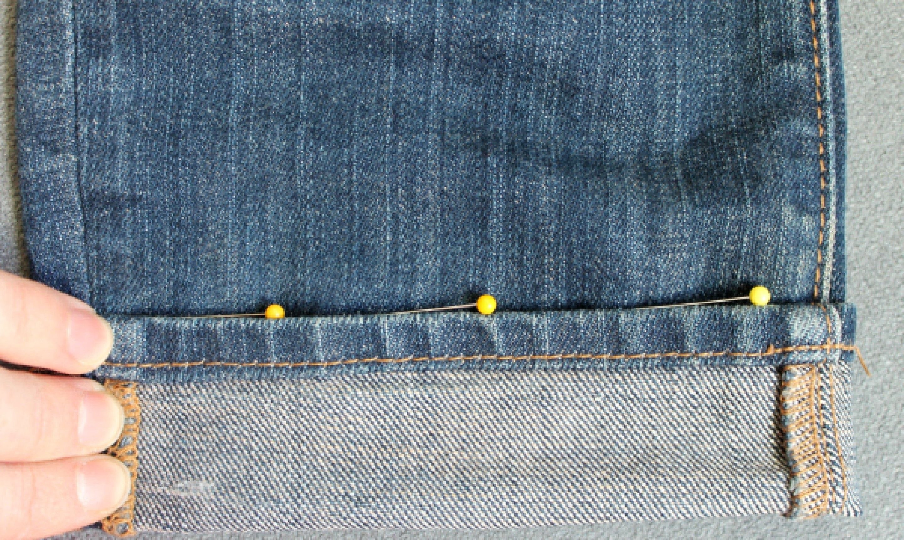 Как обрезать джинсы с сохранением фабричного шва