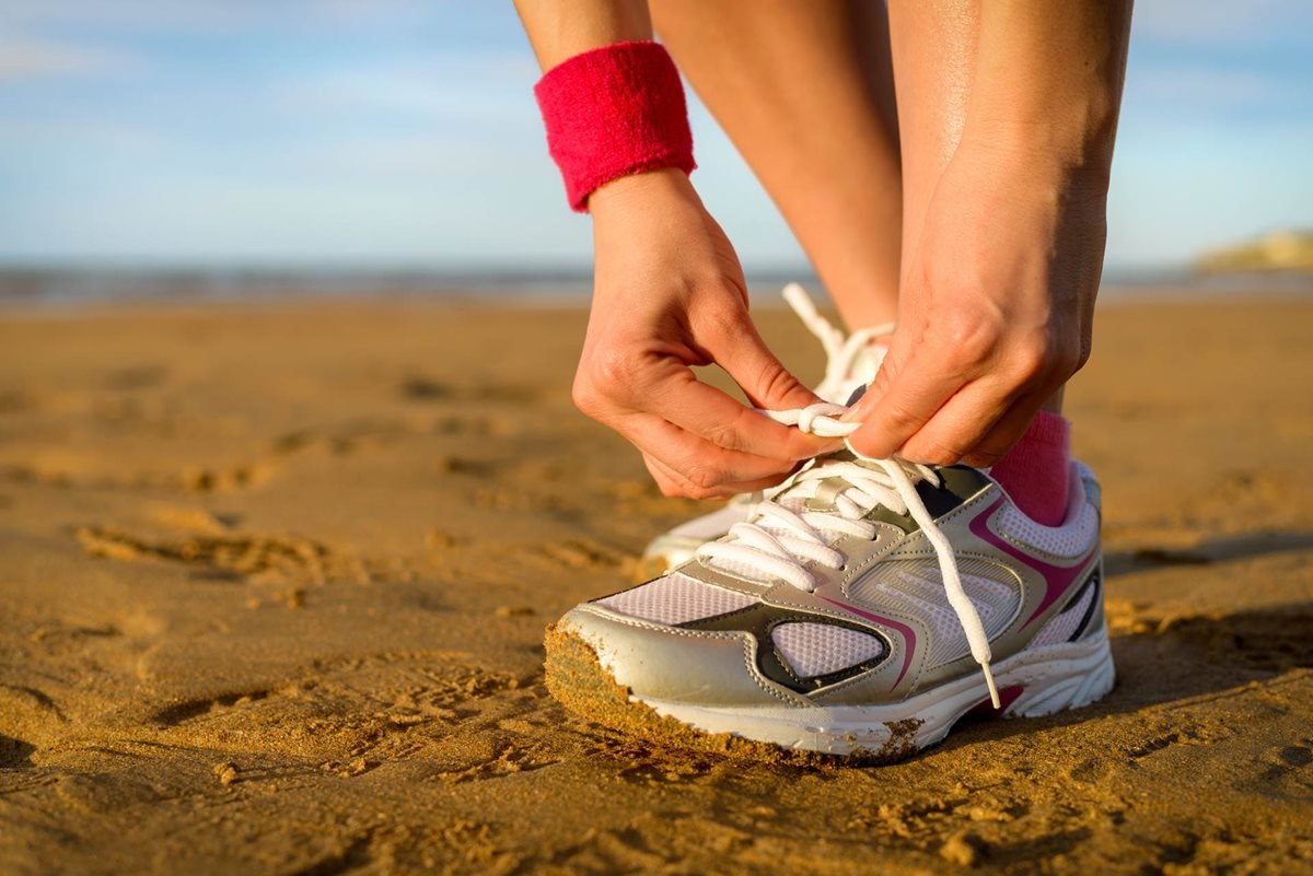 Обувь спортсменов. Кроссовки на ногах. Кроссовки бег. Кроссовки для бега по песку. Спортивные кроссовки на ноге.