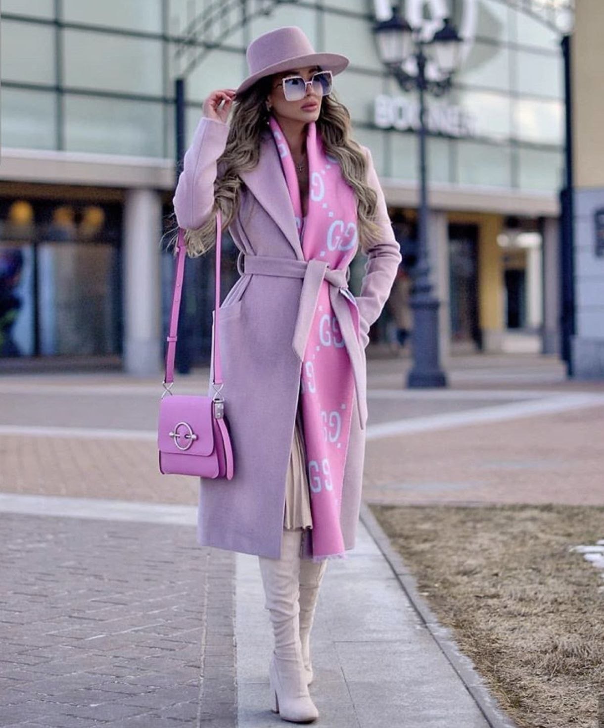 Модные цвета пальто 2024. Розовое пальто. Весенние образы. Стильные весенние образы.