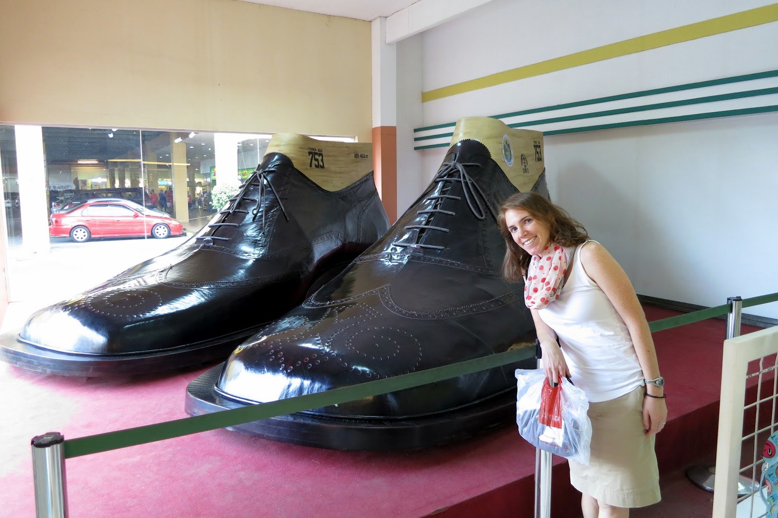 Мир большой обуви. Огромные ботинки. Самая большая обувь. Гигантские туфли. Самый большой ботинок в мире.