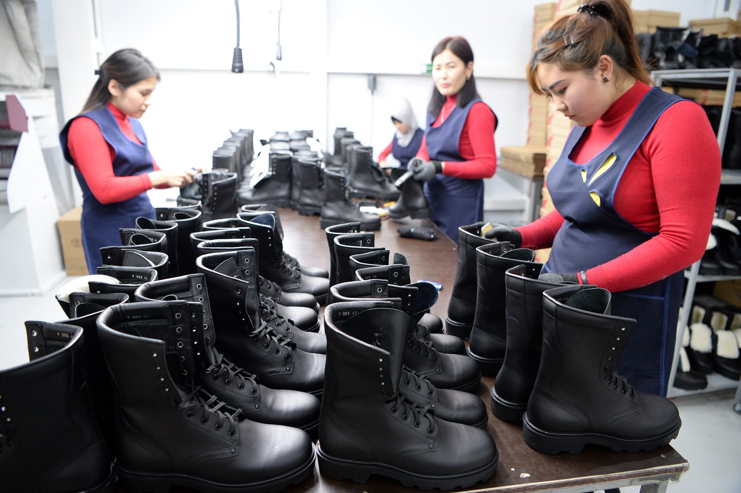 Фабрика киргизия одежда. Юничел Златоуст обувная фабрика. Обувной цех. Обувная промышленность. Производство обуви.