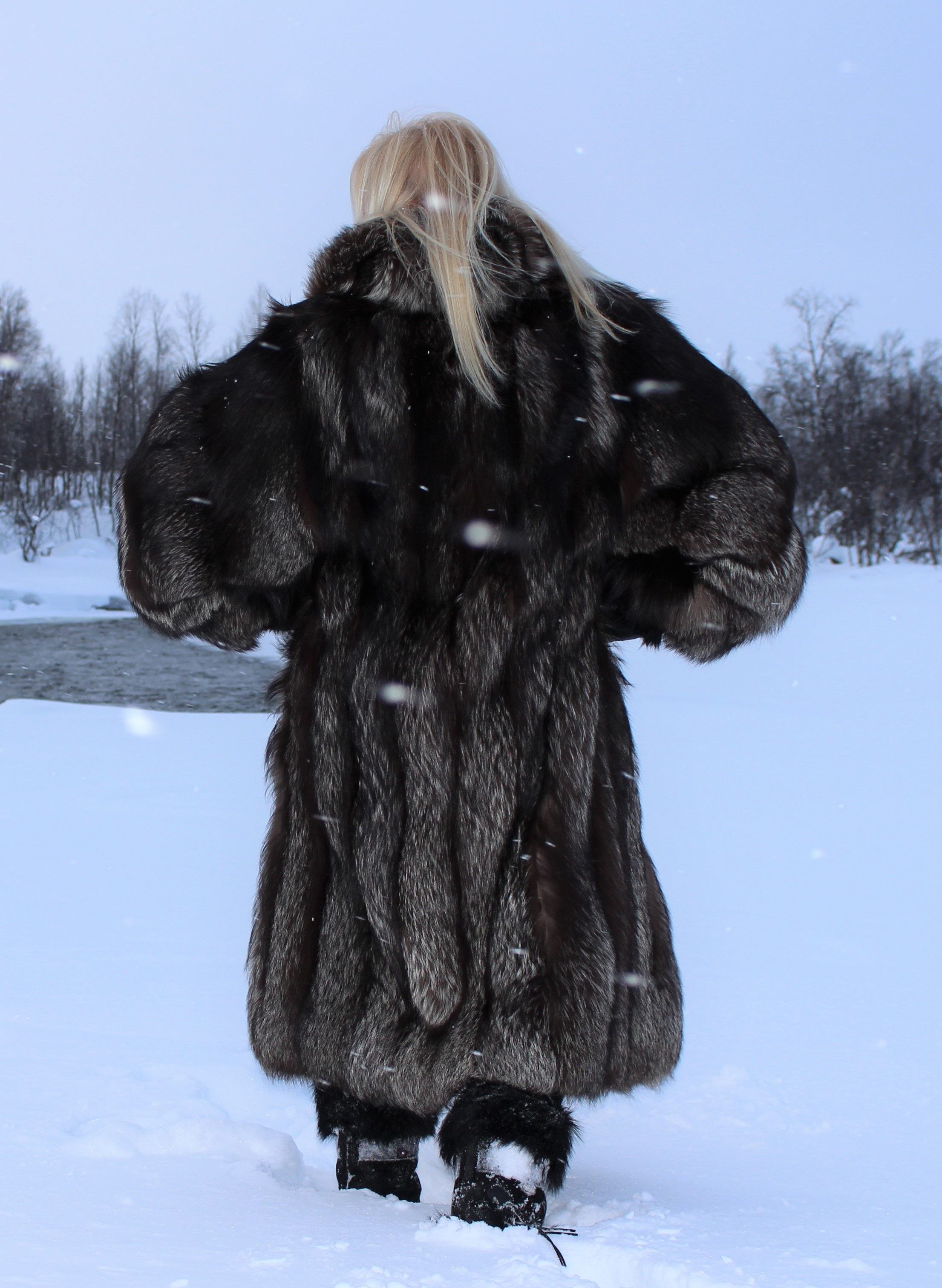Самой толстой снежной шубой. Swedish fur Goddess fur Fashion. В сугробе в шубе. Снежное шубы. Богиня шуба.