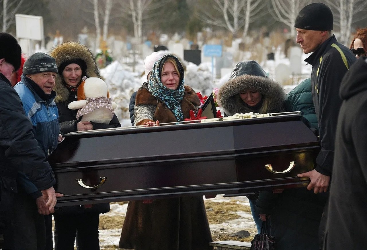 Когда пройдут первые похороны. Кемерово зимняя вишня похороны. Могилы детей погибших в зимней вишне.