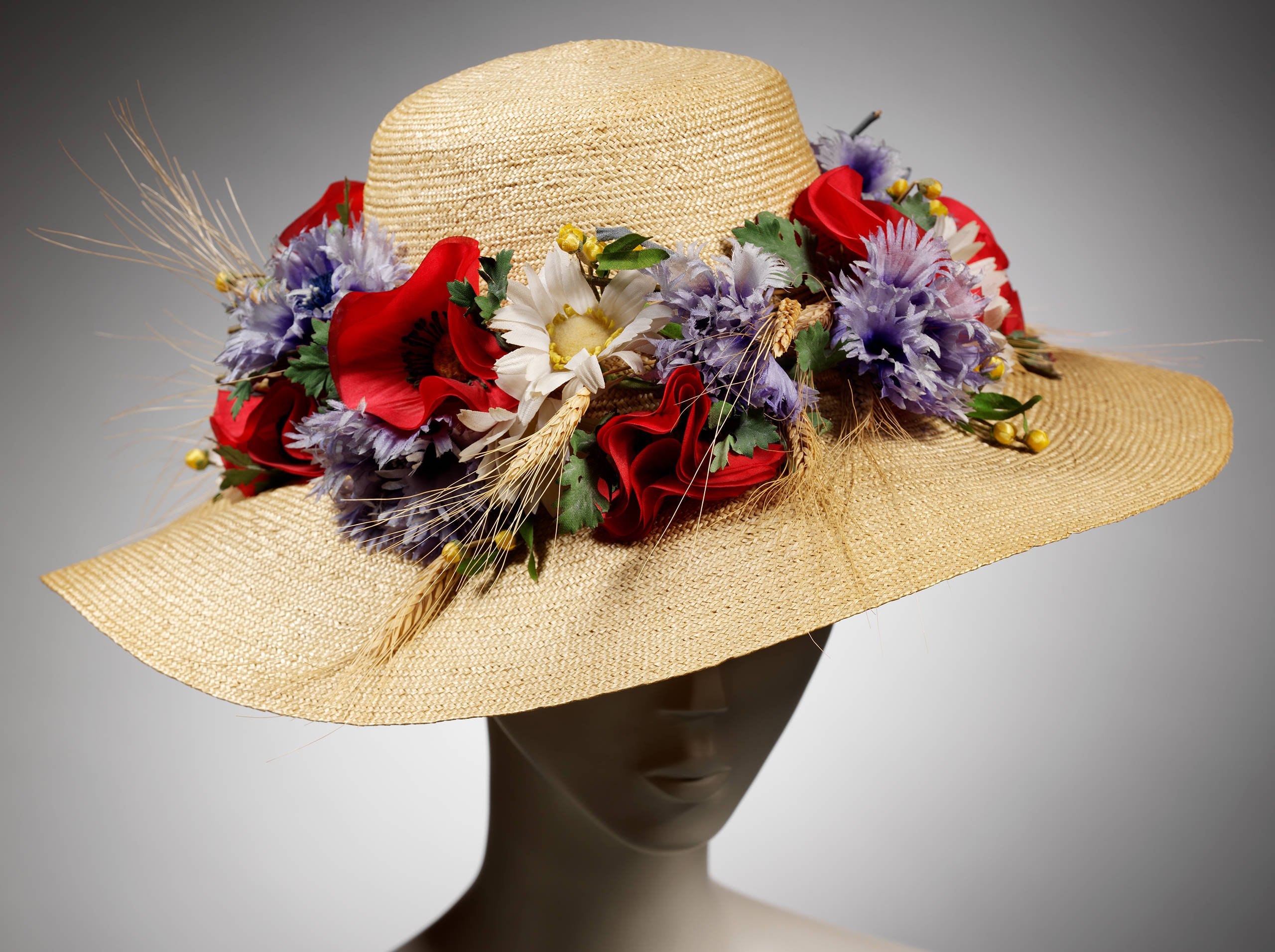 Благодаря шляпе. Солана шляпа. Элизабет Тейлор соломенная шляпка. Шляпка цветочек. Шляпка с цветами.