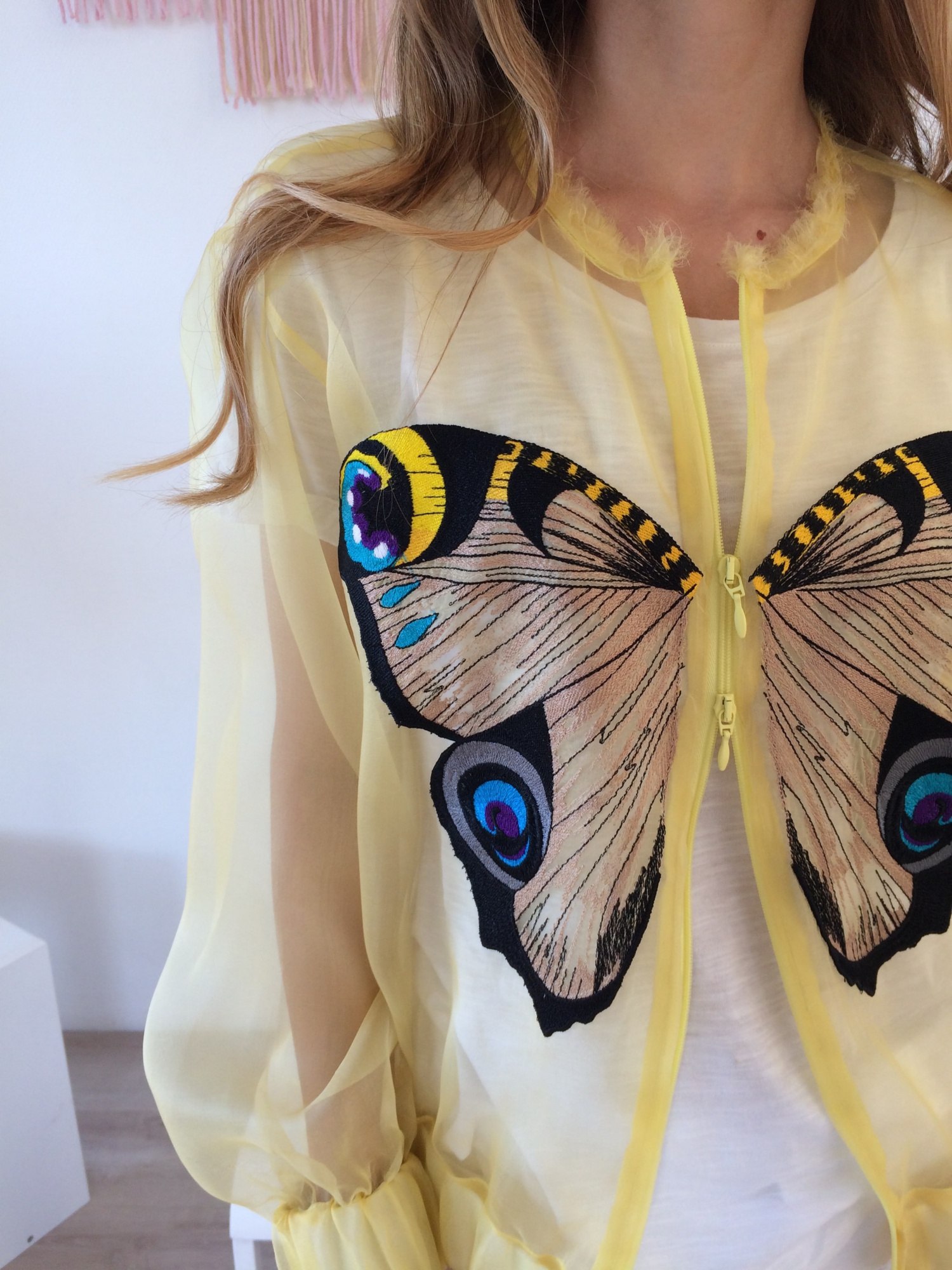 Кофта с бабочкой. Кофточка с бабочкой. Вышитые бабочки на одежде. Блузка с бабочками. Кофта с бабочками.