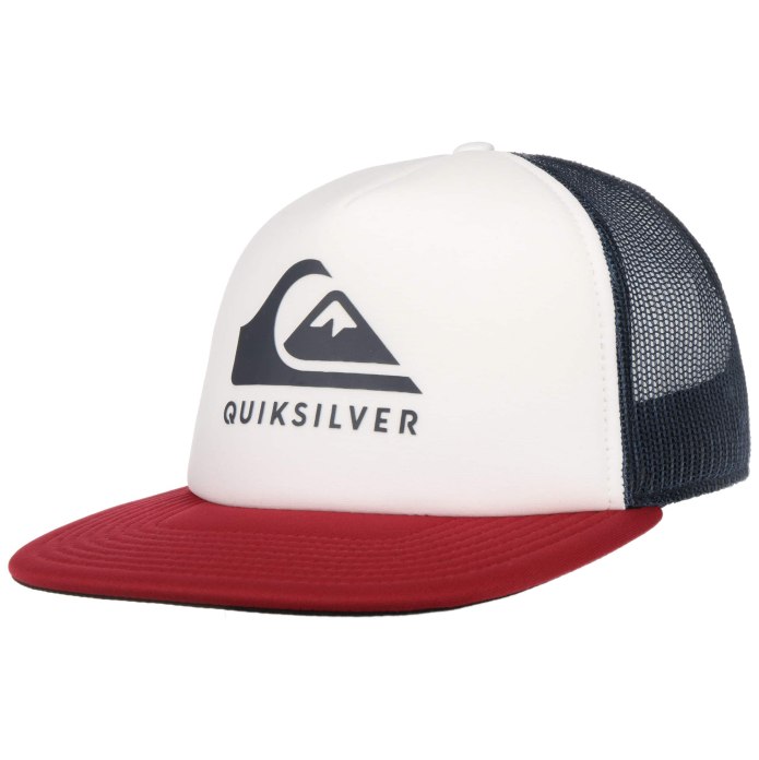 Бейсболка Quiksilver белая с металлическим знаком