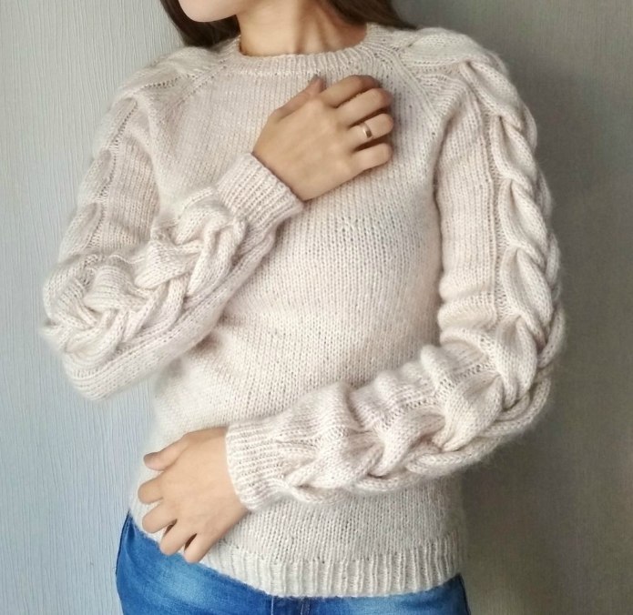 Свитер с косами женский