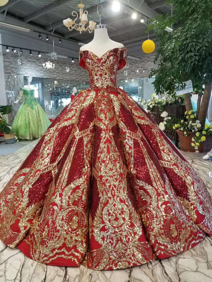 Черное пышное платье