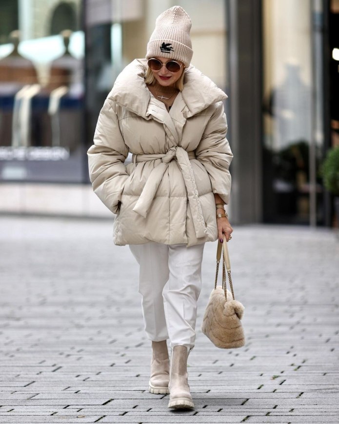 Пуховик с широкими штанами