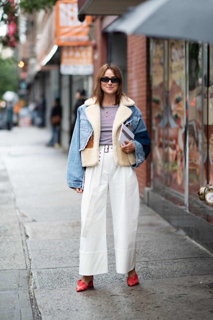 Бежевый пуховик юникло стрит стайл