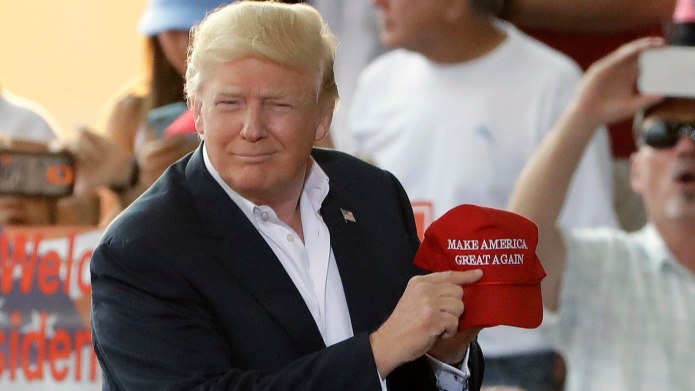 Трамп в кепке make America great again