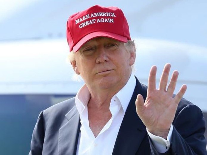 Дональд Трамп в кепке make America great again
