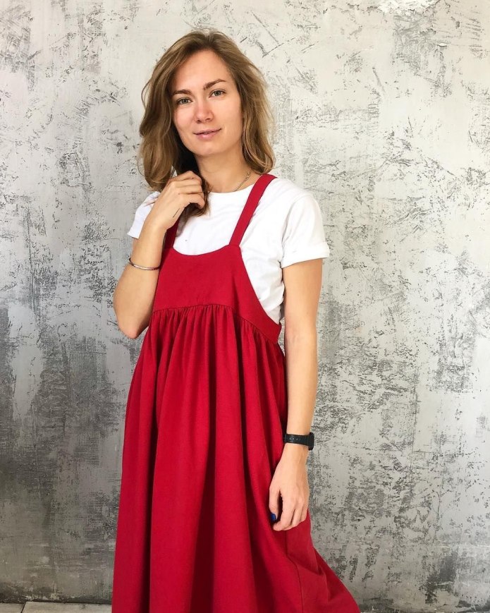 Черное платье с белой футболкой
