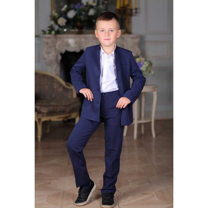 Мальчик в синем костюме