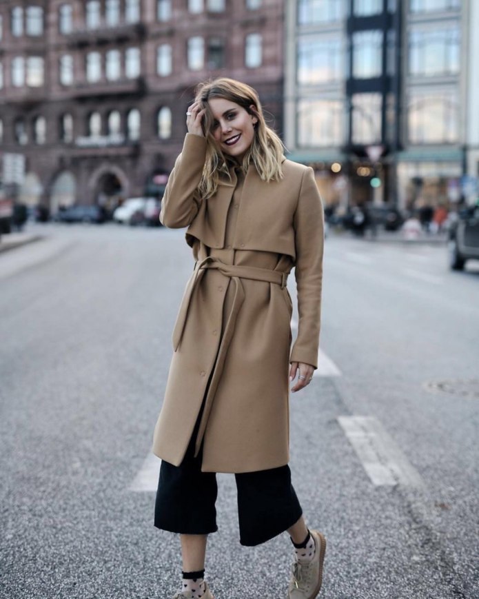 Uniqlo бежевое пальто 2 пуговицы