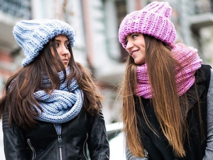 Шапка спицами с отворотом модная