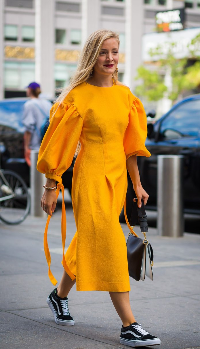Платье с рукавами буфами streetstyle 2021