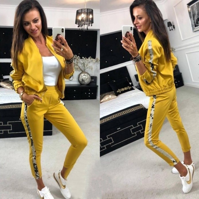 Спортивный костюм с красными полосками