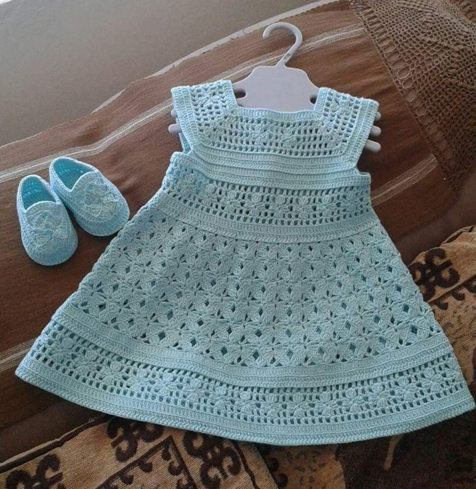 Вязаное платье для девочки крючком