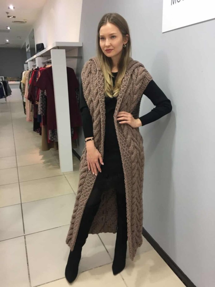 Вязаная жилетка
