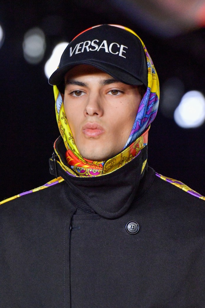 Versace Кепки с платком