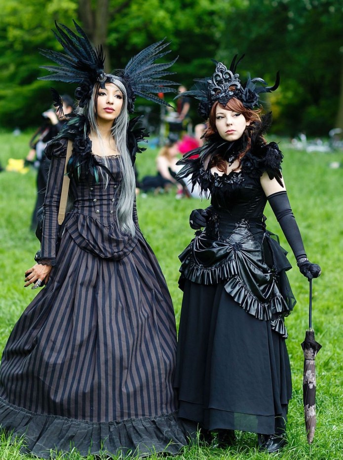 Threnody in Velvet Corset в платье