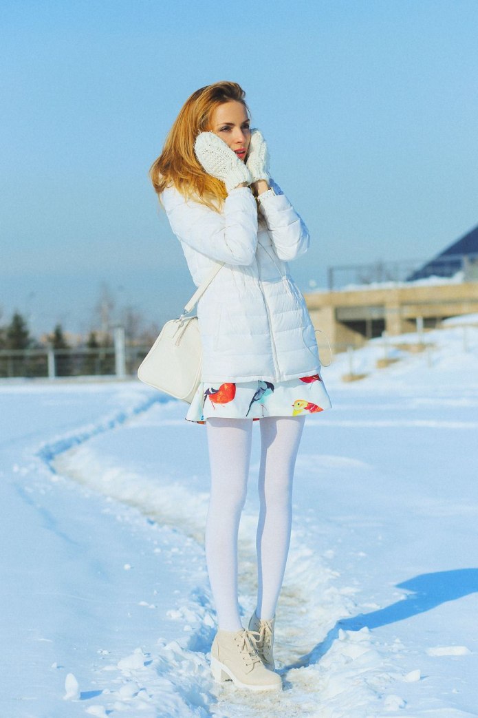 Белые колготки зимой