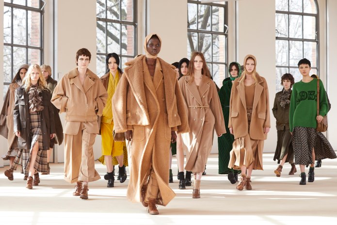 Burberry подиум 2021