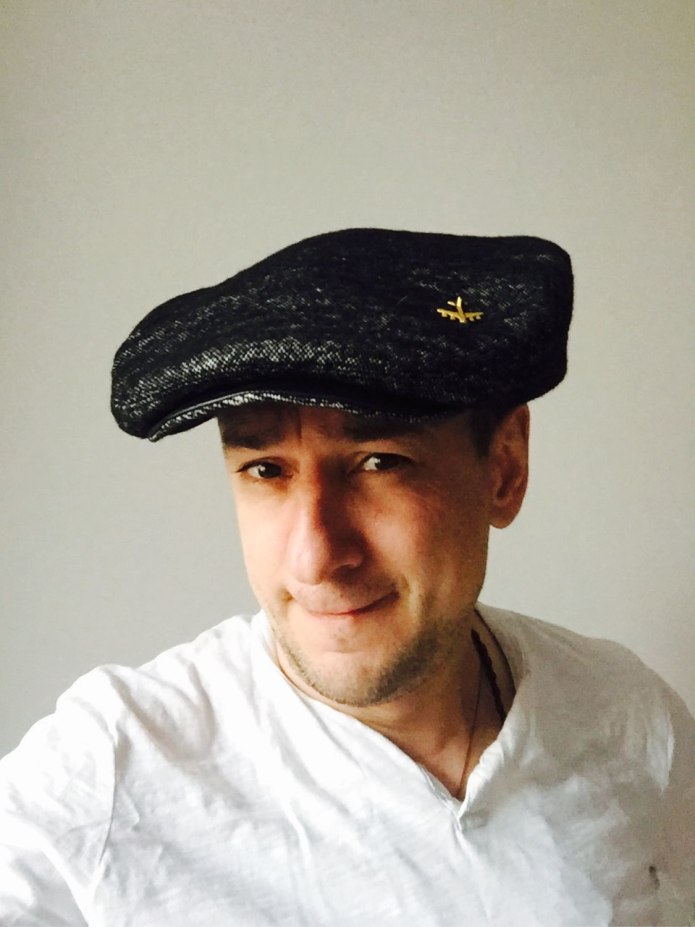 Кепка с пропеллером на голове