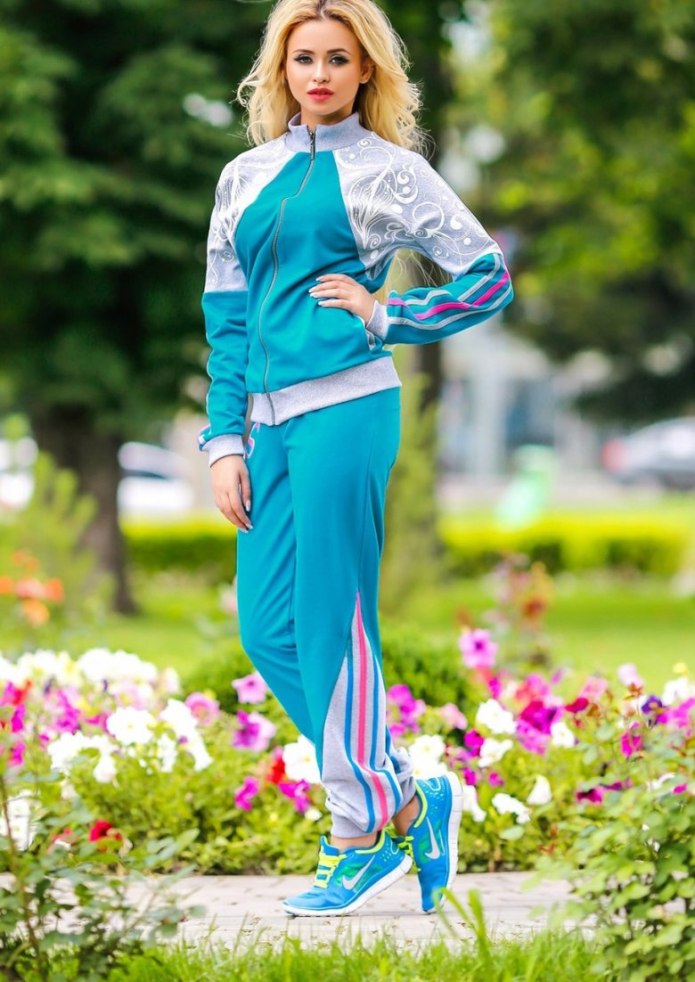 Спортивный костюм женский