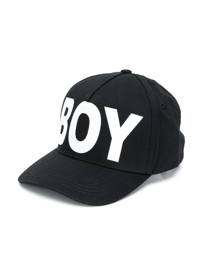 На кепке две надписи boy girl