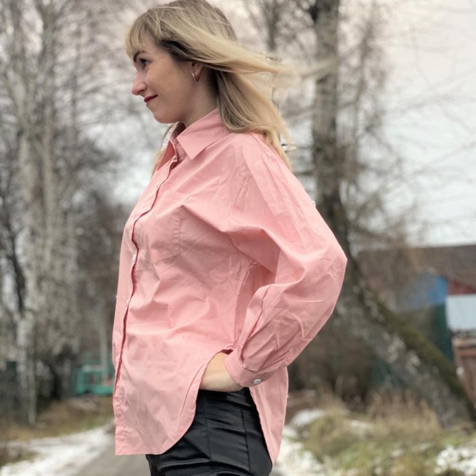 Мужчина в рубашке с закатанными рукавами
