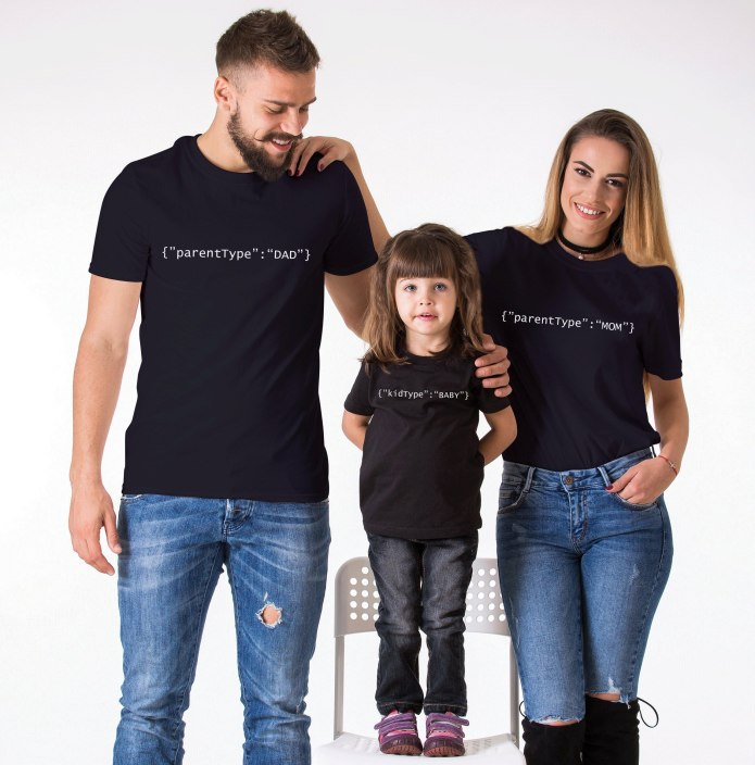 Семья в одинаковых футболках