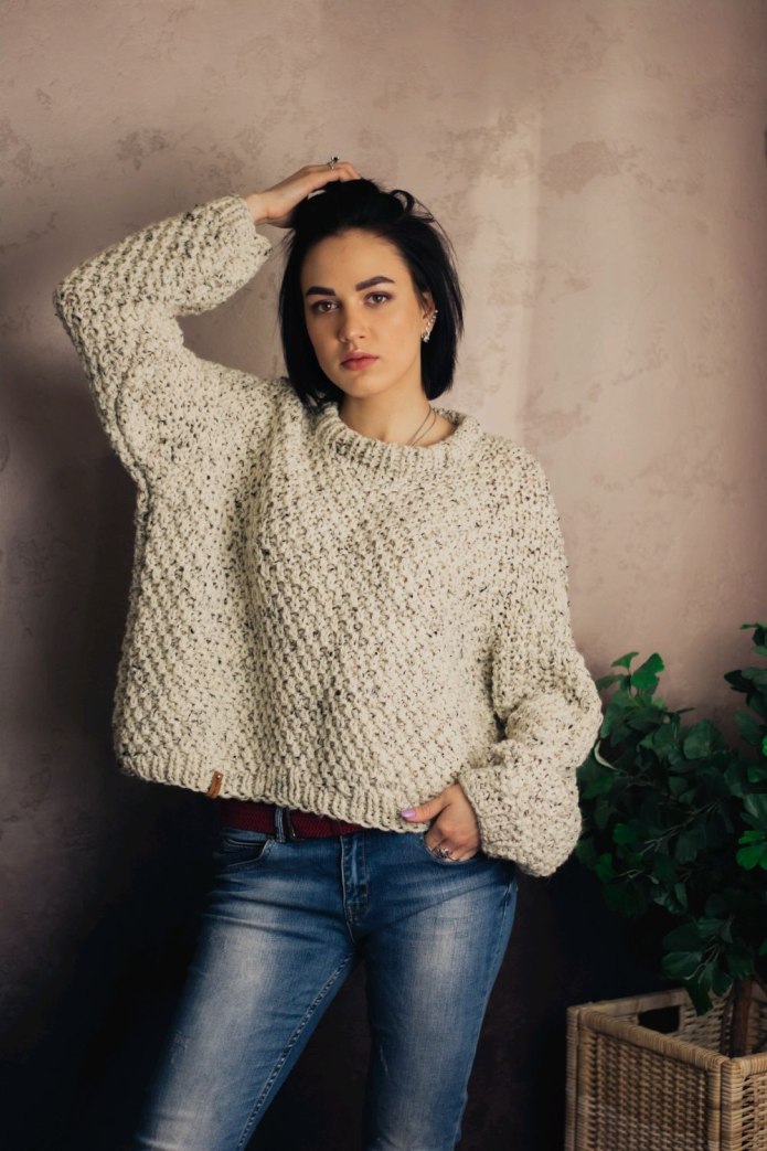 Желтая вязаная кофта